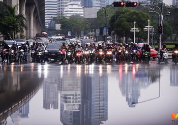 กทม.เช้านี้ฝนตก ช่วยลดปริมาณฝุ่นละออง ชาวกรุงยังสวมหน้ากากกันฝุ่น