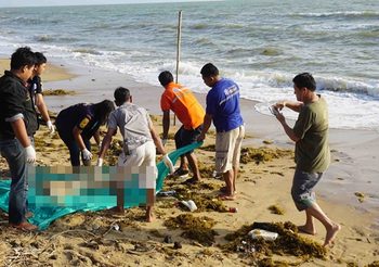พบศพหัวขาด ถูกคลื่นซัดเกยหาดบางมะพร้าว คาดเหยื่อพายุปาบึก