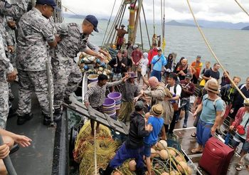ผู้ว่าฯระนอง ส่งเรือหลวงสงขลา ไปรับนักท่องเที่ยวติดค้างบน ‘เกาะพยาม’ จากพายุปาบึก