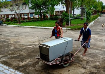 ชาวบ้านแหลมตะลุมพุก เร่งขนย้ายทรัพย์สิน หวั่นพายุโซนร้อนปาบึก