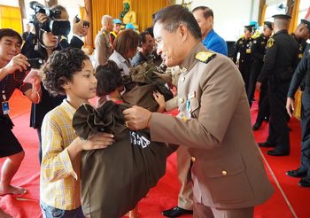 สมเด็จพระเจ้าอยู่หัว โปรดเกล้าฯให้องคมนตรี เชิญถุงพระราชทานมอบแก่ผู้ประสบวาตภัย