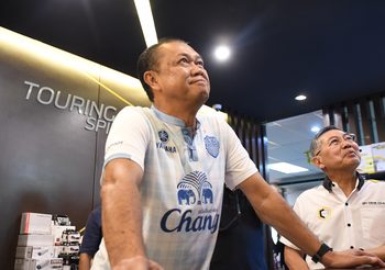 เนวิน ชิดชอบ : เหตุการณ์ ไทย-อินเดีย,ซูซูกิคัพ ‘เด็กมันเตะไล่โค้ช’ (มีคลิป)