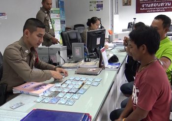 พนักงานรถเก็บขยะ พบบัตรปชช. กว่า 40ใบ ถูกทิ้งในกองขยะ