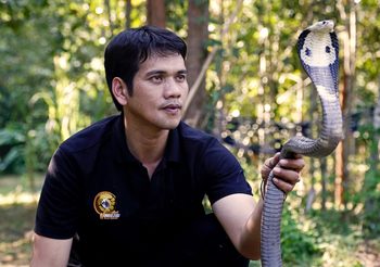 นิรุทธ์ ชมงาม มือปราบอสรพิษ ผู้เดิมพันชีวิตเพื่อ ‘งู’ ทุกลมหายใจ