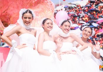 ประมวลภาพ! หนุ่มหล่อสาวสวย งานฟุตบอลประเพณี ธรรมศาสตร์-จุฬาฯ