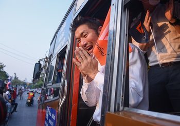 #ฟ้ารักพ่อ วลีเด็ดจากชาวเน็ต ถึงธนาธร หัวหน้าพรรคอนาคตใหม่