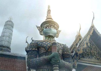 ลือ! ช่างภาพระดับโลกถูกจับ เหตุรีทัชรูปปั้นสำคัญใน กทม. สวมหน้ากากป้องกันฝุ่น