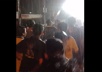 คลิปกลุ่มวัยรุ่น รุมล้อมชายสวมบัตรตำรวจ หลังสงสัยยิงเพื่อนเสียชีวิต