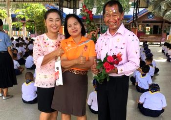 น่ารัก คุณครูเต็มไปด้วยสติกเกอร์รูปหัวใจ หลังลูกศิษย์แห่ติดในวันแห่งความรัก