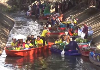 แหวกแนว!! ขบวนเรือบุปผชาติล่องฝ่าน้ำเน่า แจกกล้าไม้ฟื้นฟูคลอง