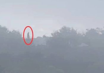 #อภินิหารเขาคิชฌกูฏ คลิปพระสงฆ์รูปร่างประหลาด เดินบนยอดเขาตรงข้ามจุดชมวิว