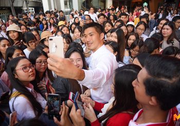 แฟนคลับกรี๊ดลั่น! ธนาธร เซอไพรส์ มีตติ้งชาวสยาม #ฟ้ารักพ่อ แห่รับท่วมท้น