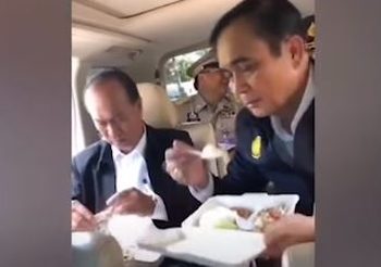 เปิดคลิป ‘บิ๊กตู่’ กินข้าวบนรถ ขณะลงพื้นที่สมุย หลังเครื่องบินขัดข้อง