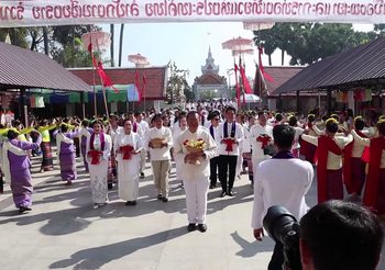ผู้ว่าฯณรงค์ศักดิ์ ร่วมขบวนแห่เรือสุดอลังการล่องกว๊านพะเยา เนื่องในวันมาฆบูชา