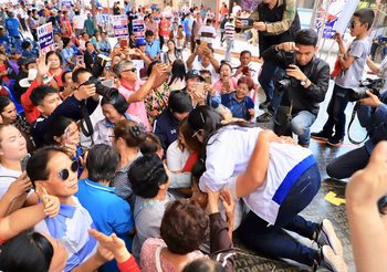 เลือกตั้ง62 : คุณหญิงสุดารัตน์ ควงพานทองแท้บุกเจาะฐานเสียง ‘ปรีชา’ จ.เลย