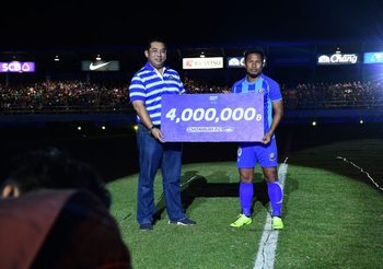 แด่ความจงรักภักดี! ฉลามมอบเงิน ‘พิภพ’ 4 ล้าน พร้อมส่งลูกเรียนจบปริญญา
