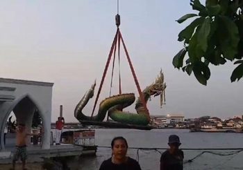 วัดเขียนยกรูปปั้นพญานาคขึ้นจากแม่น้ำเจ้าพระยา หลังเขื่อนทรุดตัว