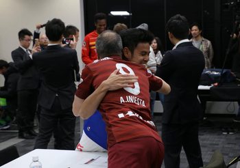 มิตรภาพยังคงเดิม! อิเนียสตาโผกอด ‘ธีราทร’ แม้อยู่คนละสโมสร