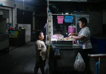 ‘น้องกิจ’ เด็กน้อยวัย 14 ช่วยพ่อแม่ขายโตเกียวตั้งแต่ ป.1 เพียงแค่อยากเห็นท่านได้นอนสบายๆ