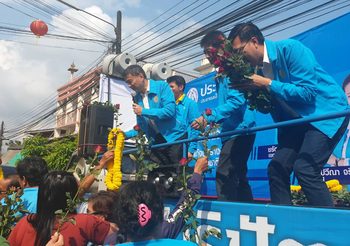 ‘อภิสิทธิ์’ ลงพื้นที่ปราศรัย จูงมือสมาชิกใหม่พบปะพี่น้องพื้นที่ใน 3 เขตจันทบุรี