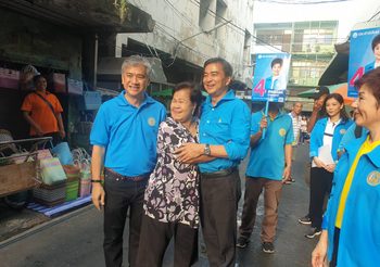 เลือกตั้ง62 : ‘มาร์ค’ หาเสียงเขตสาทร สมาคมผู้สูงอายุแห่ให้กำลังใจ