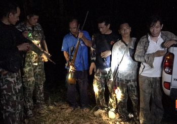 จับพรานหนุ่ม ผูกเปลนอนบนต้นไม้พร้อมอาวุธปืนยาว ติดลำกล้องเก็บเสียง