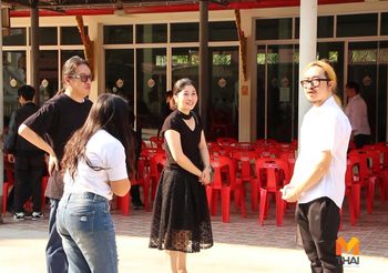 บรรยากาศพิธีรดน้ำศพบิดา สอง พาราด็อกซ์