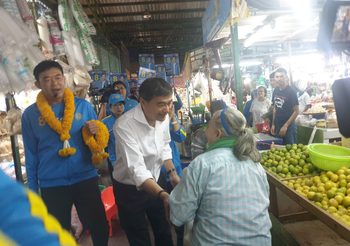 เลือกตั้ง 62 : ‘อภิสิทธิ์’ นำ ส.ส.ประชาธิปัตย์ หาเสียงพบปะประชาชนที่ตลาดวงศกร