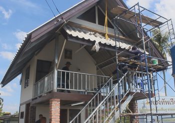 หนูน้อยผู้ประสบภัยปาบึกเมืองคอน สุดดีใจได้รับบ้านหลังใหม่