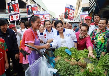 เลือกตั้ง 62 : ‘สุดารัตน์-ชัชชาติ-โอ๊ค’ ลุยพื้นที่หาเสียง อุบลราชธานี อำนาจเจริญ ใส่บาตรวันมาฆบูชา