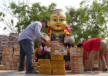 จัดหนัก! หนุ่มหอบบะหมี่กึ่งสำเร็จรูป 6,600 ซอง แก้บนกุมารเจ้าสัวเฮง หลังถูกหวยหลายงวดติด