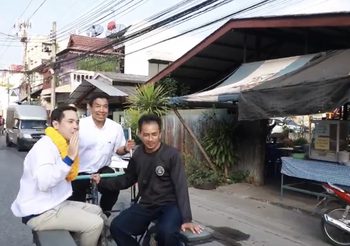 ชัชชาติ ขี่ซาเล้งโชว์ ขณะนำทีมเพื่อไทยลงพื้นที่หาเสียง บางซื่อ-ดุสิต