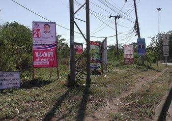 เลือกตั้ง62 :พรรคเล็กร้องพรรคใหญ่ ฝืนคำสั่งกกต. ติดป้ายหาเสียงกับเสาไฟฟ้า
