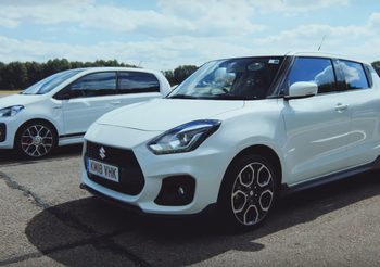 เมื่อ Volkswagen Up GTI เจอกับ Suzuki Swift Sport ในทางตรง คันไหนจะเข้าวิน?