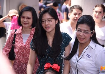 ‘หญิงหน่อย’ ควงลูกสาว ‘น้องจินนี่’ เดินสยาม หนุ่ม-สาว แห่ขอถ่ายรูป