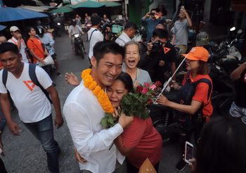 “ธนาธร” บุก 3 ตลาดเช้าเมืองชล ปักหมุดพูดคุย-พบประชาชนหาดวอนนภา เย็นนี้!