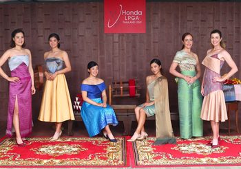 ยลโฉม 6 โปรสาว สวมผ้าไหมไทย แสดงเอกลักษณ์ประเทศ ก่อนสู้ศึก “ฮอนด้า แอลพีจีเอ ไทยแลนด์ 2019”