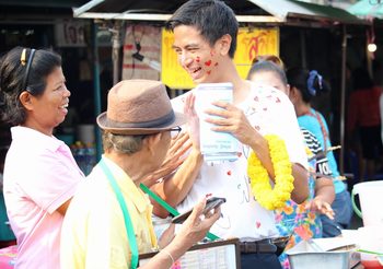เลือกตั้ง62 : ไอติม ผุด FREE HUG ลงหาเสียงในวันวาเลนไทน์