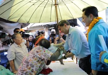 เลือกตั้ง62 : ‘อภิสิทธิ์’ ลุยหาเสียงตลาดคลองเตย อ้อนวันวาเลนไทน์รัก ปชช.ทุกคน