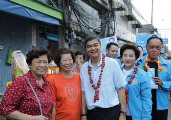 ‘อภิสิทธิ์’ ลงพื้นที่หาเสียงพบปะประชาชน ตลาดสินทวี