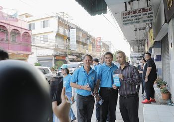 เลือกตั้ง 62 : ‘อภิสิทธิ์’ นำทีม สส.พรรคประชาธิปัตย์ หาเสียงแยกลาดพร้าววังหิน