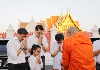 ‘อภิสิทธิ์’ นำ ส.ส.ประชาธิปัตย์ ร่วมทำบุญตักบาตรเนื่องในวันมาฆบูชา วัดเบญมบพิตร