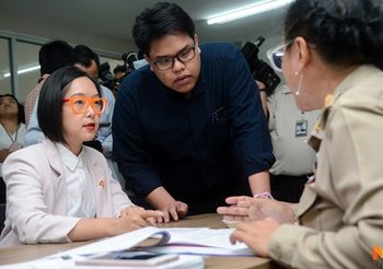 อนาคตใหม่ ร้อง กกต. ตรวจสอบ-ระงับป้ายข้อความ “ธนาธรจะพาทักษิณกลับบ้าน”