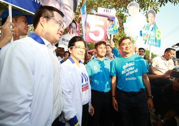เลือกตั้ง62 : ‘มาร์ค’ พบ ‘หญิงหน่อย’ ขณะหาเสียงจับมือทักทายให้กำลังใจกัน