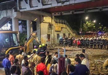 สะพานลอยในมุมไบอายุเกือบ 40 ปีถล่ม ทับคน-รถยนต์ด้านล่าง