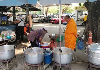หลวงพี่ช้างผุดไอเดีย ขายข้าวแกงจานละ 10 บาท หาทุนสร้างตึกโรงพยาบาล