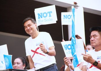 เลือกตั้ง 62 : ‘อภิสิทธิ์’ ช่วยลูกพรรค รณรงค์หาเสียง ต้านการซื้อสิทธิ์ขายเสียง ที่หลักสี่