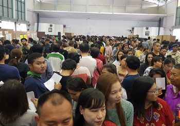 วุ่น! เลือกตั้งล่วงหน้าชลบุรี รถติดยาว-ประชาชนตากแดดเป็นลมเพียบ
