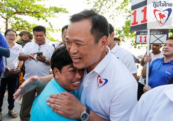 เลือกตั้ง62 : อดีตผู้ป่วยฟอกไตโผกอด “อนุทิน” ขอบคุณที่ช่วยชีวิต