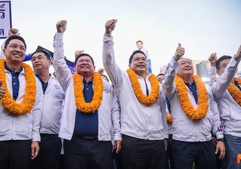 เลือกตั้ง62 : พปชร. ปราศรัยโค้งสุดท้าย กองเชียร์แห่รับฟังเนืองแน่น